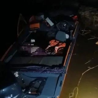 Лодка врезалась в бетонный пирс ночью на Каме