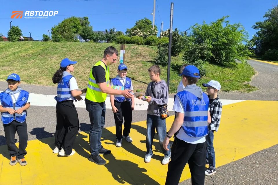 В День защиты детей и накануне длинных летних каникул Казанский и Тверской филиалы Государственной компании «Автодор» совместно с региональными подразделениями Госавтоинспекции провели профилактические акции В День защиты детей и накануне длинных летних каникул Казанский и Тверской филиалы Государственной компании «Автодор» совместно с региональными подразделениями Госавтоинспекции провели профилактические акции