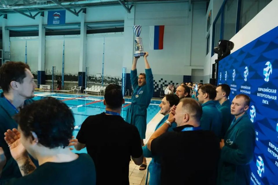 Рустам Минниханов поздравил ватерполистов казанского «Синтеза» с победой в чемпионате России