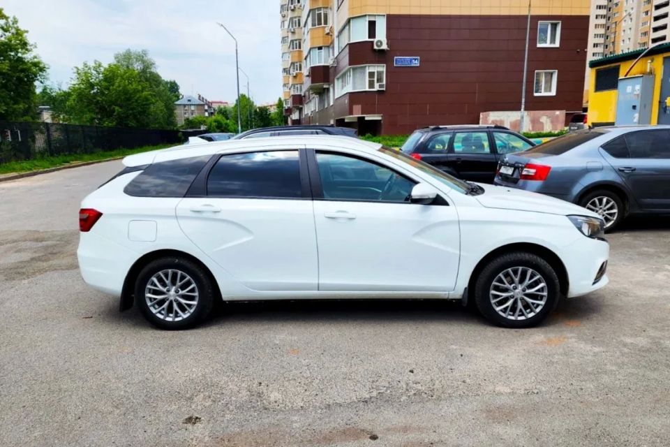 В Казани автоинспекторы спасли запертого в машине ребёнка