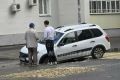 В центре Казани легковушка провалилась в дорожную яму