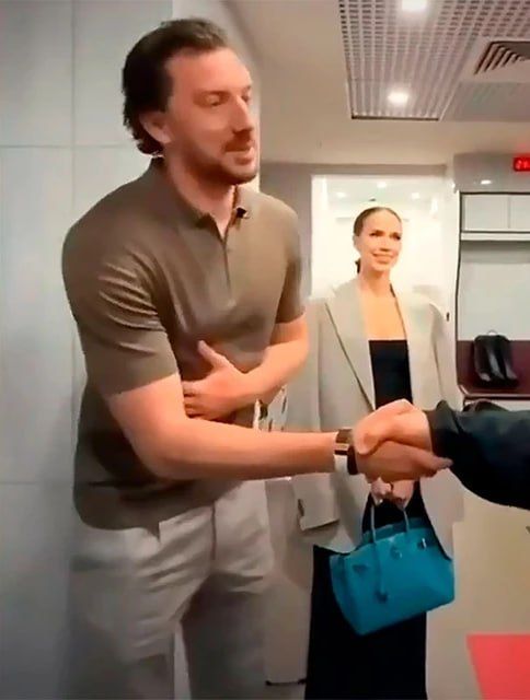 Алина Загитова впервые появилась на публике с новым бойфрендом Артемом Чечихиным — это внук главы Росгвардии Виктора Золотова и сын продюсера Юрия Чечихина