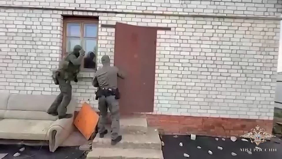 В Татарстане при содействии СОБР «Тимер Батыр» Росгвардии сотрудники МВД и ФСБ России пресекли деятельность группы, участники которой подозреваются в организации незаконной миграции