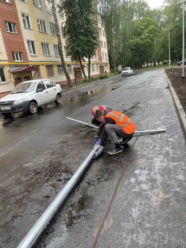 Во дворе дома по адресу Тукая, 9 подходит к завершению установка новых опор освещения — впереди подключение светильников Во дворе дома по адресу Тукая, 9 подходит к завершению установка новых опор освещения — впереди подключение светильников