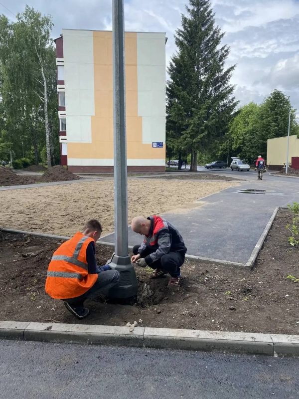 Во дворе дома по адресу Тукая, 9 подходит к завершению установка новых опор освещения — впереди подключение светильников