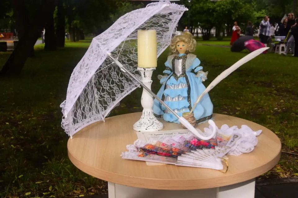 В Нижнекамске торжественно отметили 227летие со дня рождения А. С. Пушкина и День русского языка у памятника поэту В Нижнекамске торжественно отметили 227летие со дня рождения А. С. Пушкина и День русского языка у памятника поэту