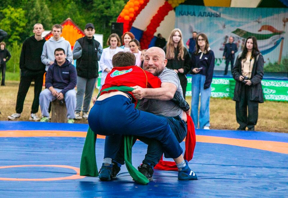 На майдане в Камских Полянах прошёл традиционный национальный праздник Сабантуй На майдане в Камских Полянах прошёл традиционный национальный праздник Сабантуй