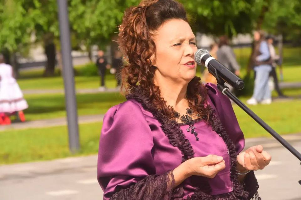 В Нижнекамске торжественно отметили 227летие со дня рождения А. С. Пушкина и День русского языка у памятника поэту В Нижнекамске торжественно отметили 227летие со дня рождения А. С. Пушкина и День русского языка у памятника поэту