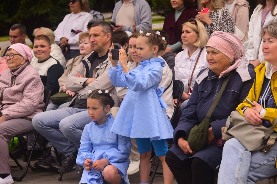 В Нижнекамске торжественно отметили 227летие со дня рождения А. С. Пушкина и День русского языка у памятника поэту В Нижнекамске торжественно отметили 227летие со дня рождения А. С. Пушкина и День русского языка у памятника поэту