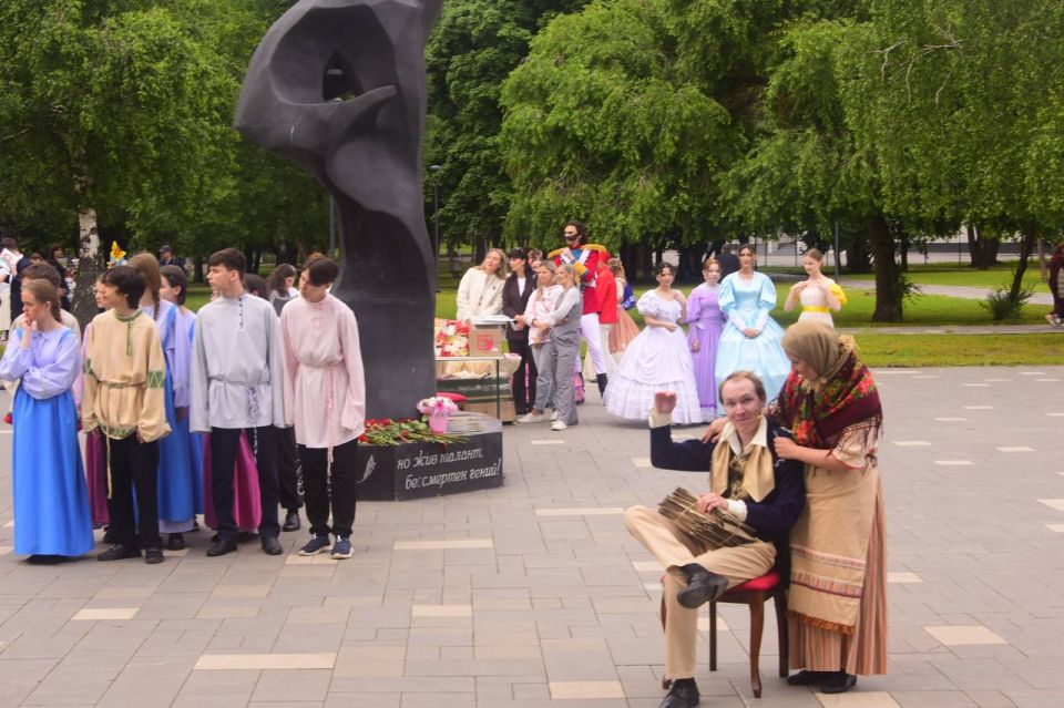 В Нижнекамске торжественно отметили 227летие со дня рождения А. С. Пушкина и День русского языка у памятника поэту В Нижнекамске торжественно отметили 227летие со дня рождения А. С. Пушкина и День русского языка у памятника поэту