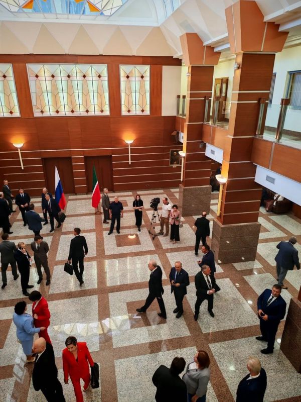 Депутаты Госсовета РТ провели благотворительную акцию «Подари подписку» Перед заседанием парламента они оформили подписку на газеты и журналы для домов престарелых, детских домов и инвалидов Депутаты Госсовета РТ провели благотворительную акцию «Подари подписку» Перед заседанием парламента они оформили подписку на газеты и журналы для домов престарелых, детских домов и инвалидов