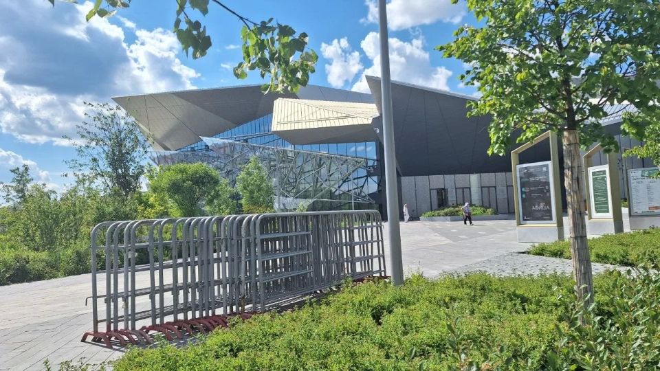 Вокруг нового здания театра им. Камала ставят ограждения. Рабочие рассказали нашему корреспонденту, что это связано с проведением международных мероприятий Вокруг нового здания театра им. Камала ставят ограждения. Рабочие рассказали нашему корреспонденту, что это связано с проведением международных мероприятий
