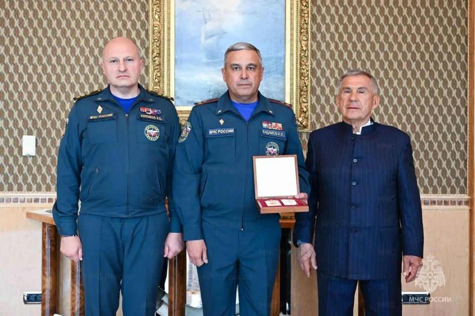 Глава МЧС России Александр Куренков поздравил Ирека Кадамова с присвоением специального звания генерал-майора внутренней службы Глава МЧС России Александр Куренков поздравил Ирека Кадамова с присвоением специального звания генерал-майора внутренней службы