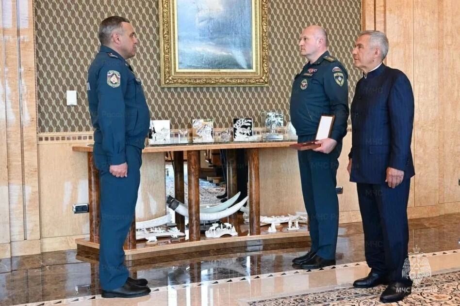 Глава МЧС России Александр Куренков поздравил Ирека Кадамова с присвоением специального звания генерал-майора внутренней службы