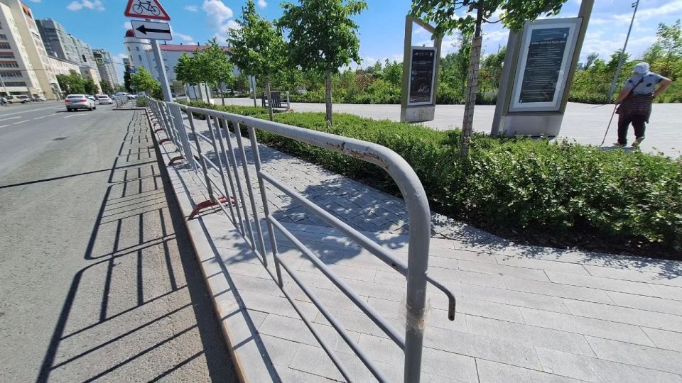 Вокруг нового здания театра им. Камала ставят ограждения. Рабочие рассказали нашему корреспонденту, что это связано с проведением международных мероприятий