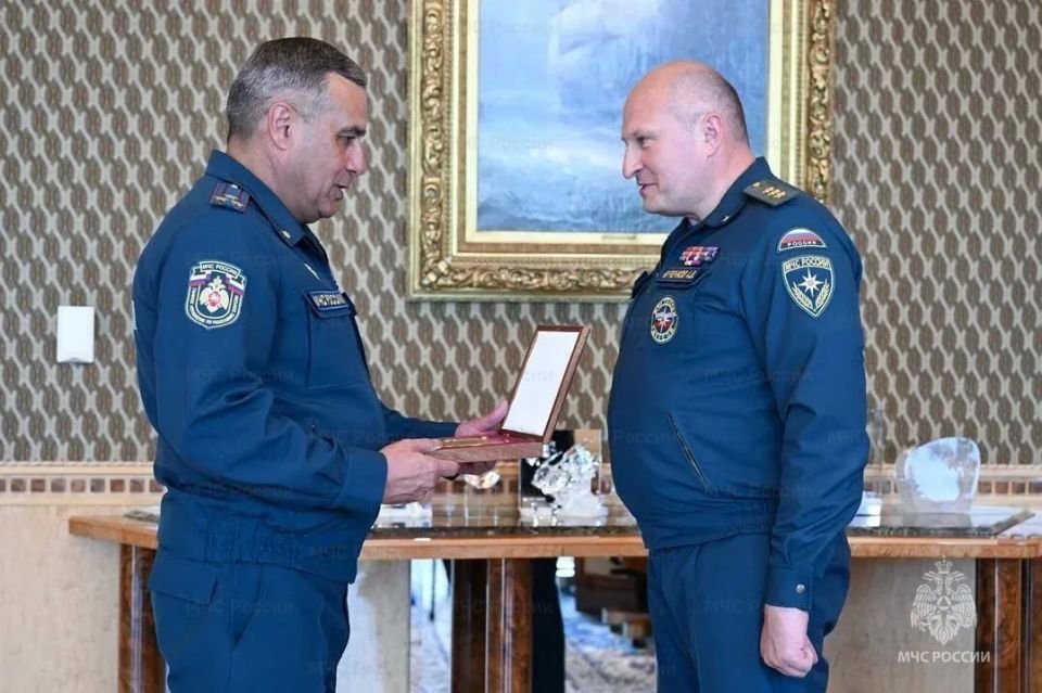 Глава МЧС России Александр Куренков поздравил Ирека Кадамова с присвоением специального звания генерал-майора внутренней службы Глава МЧС России Александр Куренков поздравил Ирека Кадамова с присвоением специального звания генерал-майора внутренней службы