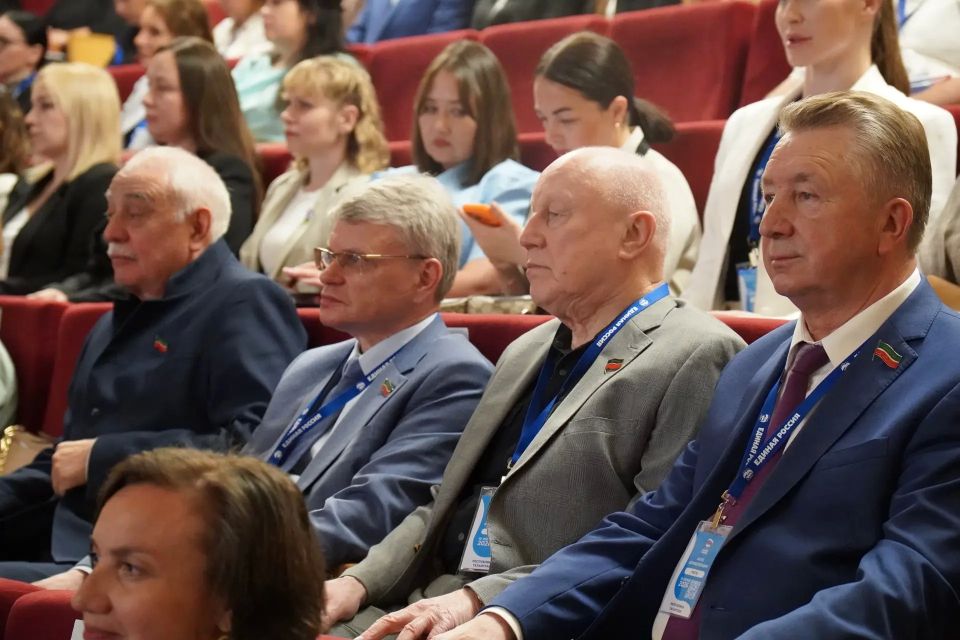 Фарид Мухаметшин: «Ни один закон республики не принимается без участия единороссов» Фарид Мухаметшин: «Ни один закон республики не принимается без участия единороссов»