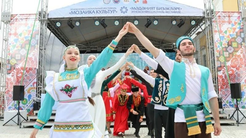 Парад, хоровод, концерт и этноремёсла: гид по фестивалю «Мозаика культур» в День России