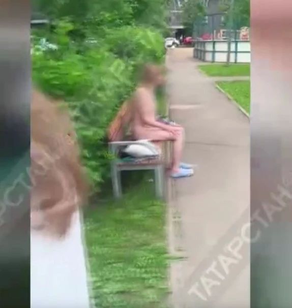 Жители казанского ЖК «Светлая долина» несколько дней жаловались на женщину, которая приходила на детскую площадку и, по их словам, раздевалась прямо во дворе