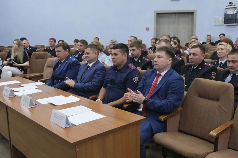 Глава МВД Татарстана Дамир Сатретдинов представил нового руководителя ОМВД России по Зеленодольскому району Глава МВД Татарстана Дамир Сатретдинов представил нового руководителя ОМВД России по Зеленодольскому району