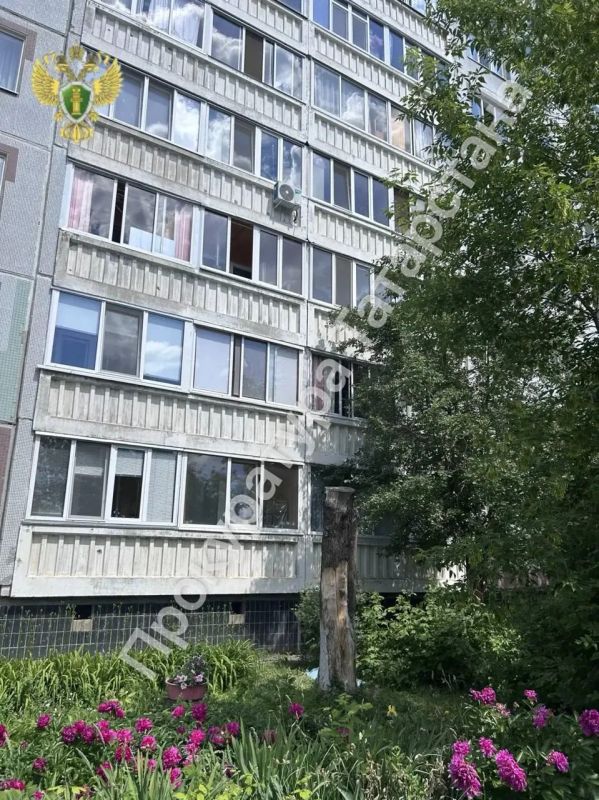 Девочка погибла после падения из окна многоэтажки в Челнах