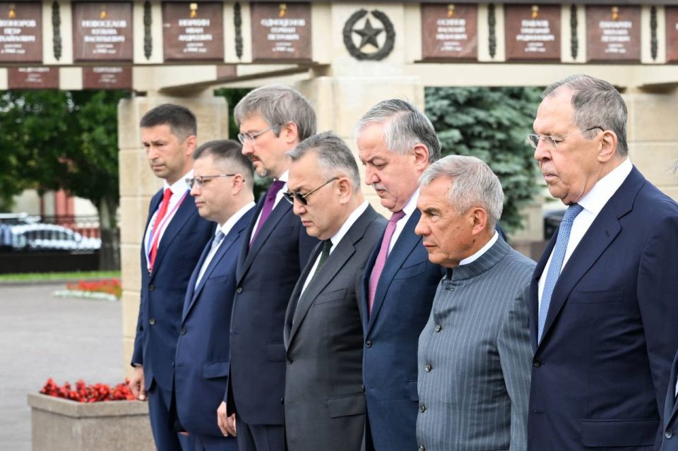 Участники заседания Совета министров иностранных дел ОДКБ возложили цветы к Вечному огню в Казани Участники заседания Совета министров иностранных дел ОДКБ возложили цветы к Вечному огню в Казани
