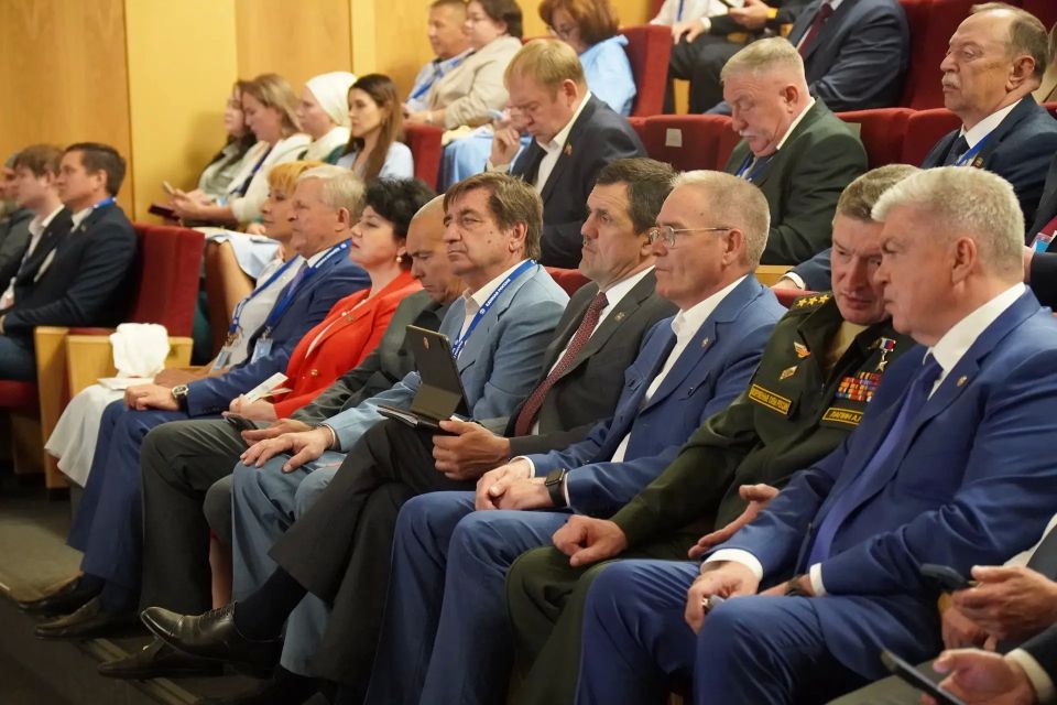 Фарид Мухаметшин: «Ни один закон республики не принимается без участия единороссов» Фарид Мухаметшин: «Ни один закон республики не принимается без участия единороссов»