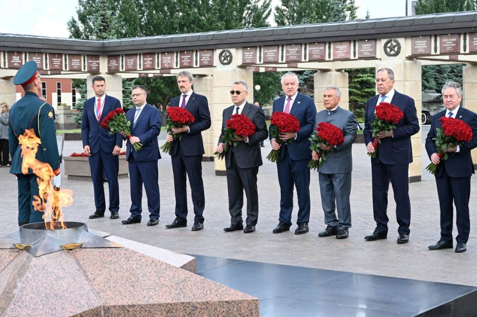 Участники заседания Совета министров иностранных дел ОДКБ возложили цветы к Вечному огню в Казани Участники заседания Совета министров иностранных дел ОДКБ возложили цветы к Вечному огню в Казани
