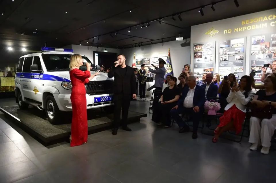 Заместитель министра внутренних дел по Республике Татарстан Денис Дзьоник торжественно вручил паспорта юным казанцам Заместитель министра внутренних дел по Республике Татарстан Денис Дзьоник торжественно вручил паспорта юным казанцам