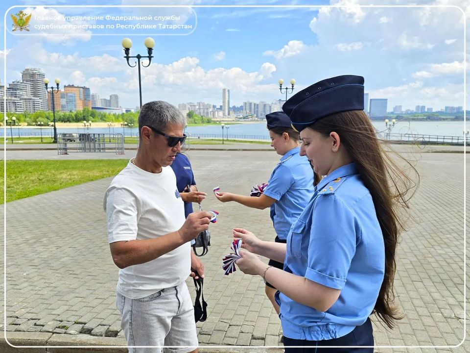 Три цвета, знакомые каждому, сегодня появились на улицах городов и районов Татарстана Три цвета, знакомые каждому, сегодня появились на улицах городов и районов Татарстана
