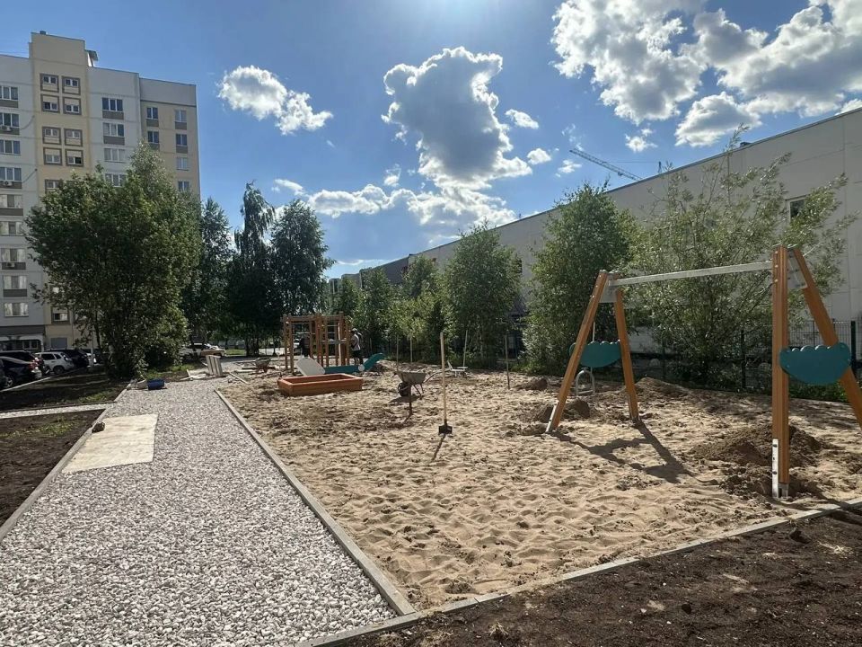 Во дворе дома на проспекте Мира, 89 начали устанавливать новый игровой комплекс Во дворе дома на проспекте Мира, 89 начали устанавливать новый игровой комплекс