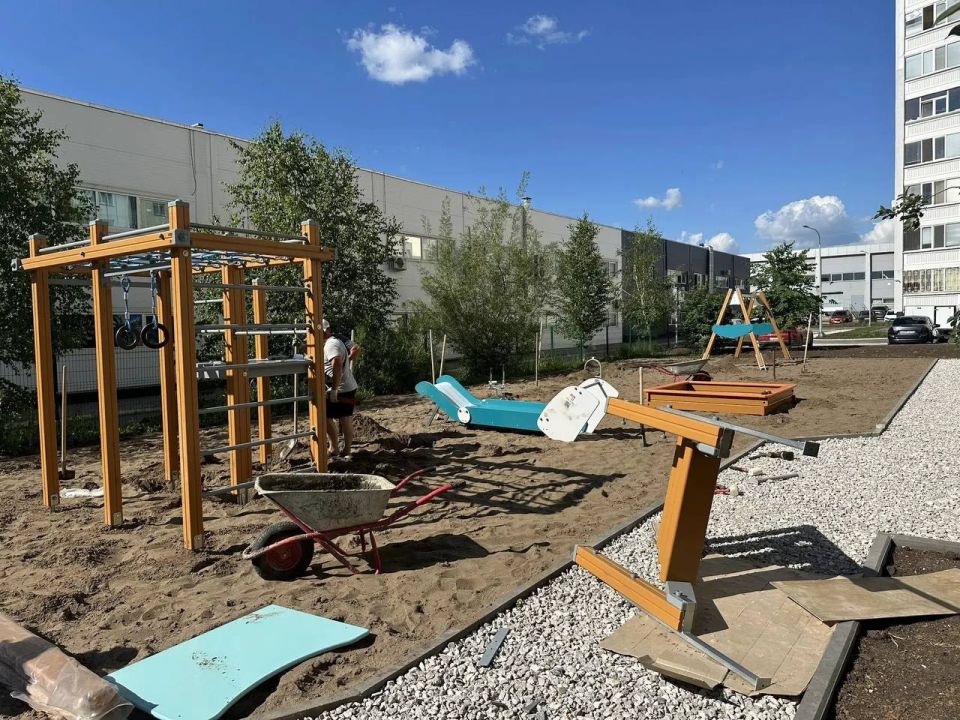 Во дворе дома на проспекте Мира, 89 начали устанавливать новый игровой комплекс Во дворе дома на проспекте Мира, 89 начали устанавливать новый игровой комплекс