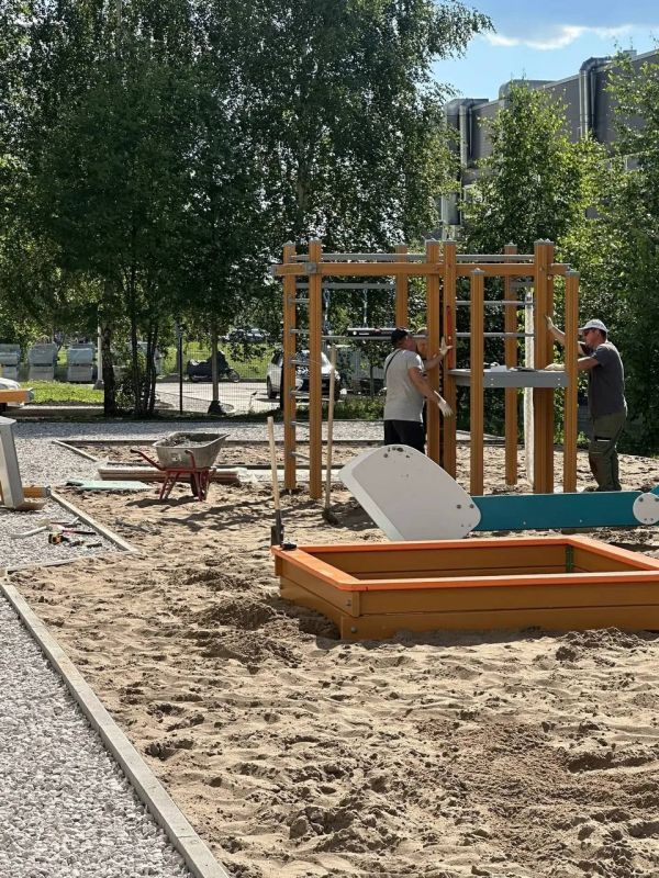 Во дворе дома на проспекте Мира, 89 начали устанавливать новый игровой комплекс Во дворе дома на проспекте Мира, 89 начали устанавливать новый игровой комплекс