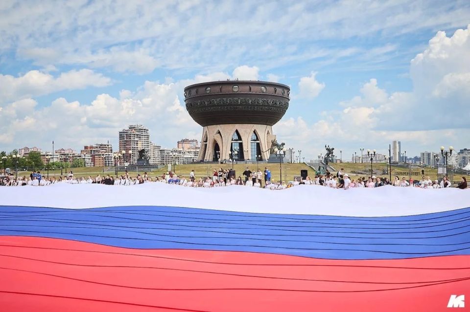 Более 400 человек развернули в Казани огромный флаг России Более 400 человек развернули в Казани огромный флаг России