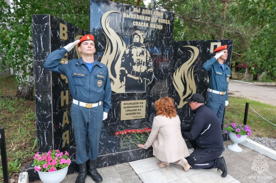 Дань памяти: нижнекамские огнеборцы встретились с родственниками товарищей, погибших при исполнении служебного долга Дань памяти: нижнекамские огнеборцы встретились с родственниками товарищей, погибших при исполнении служебного долга