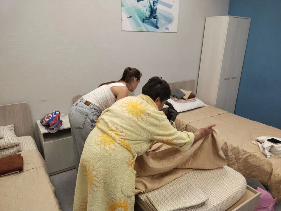 Жителей дома, пострадавшего в результате атаки БПЛА, временно разместили в лагере «Алмаш» Жителей дома, пострадавшего в результате атаки БПЛА, временно разместили в лагере «Алмаш»