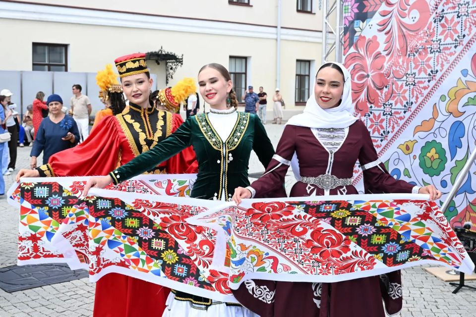 В День России в Республике Татарстан прошёл Республиканский этно-конфессиональный фестиваль «Мозаика культур» В День России в Республике Татарстан прошёл Республиканский этно-конфессиональный фестиваль «Мозаика культур»