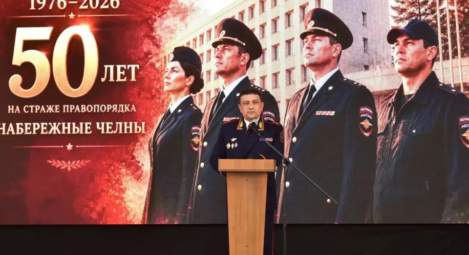 Министр внутренних дел по Республике Татарстан генерал-лейтенант полиции Дамир Сатретдинов поздравил сотрудников челнинской полиции с юбилеем Министр внутренних дел по Республике Татарстан генерал-лейтенант полиции Дамир Сатретдинов поздравил сотрудников челнинской полиции с юбилеем