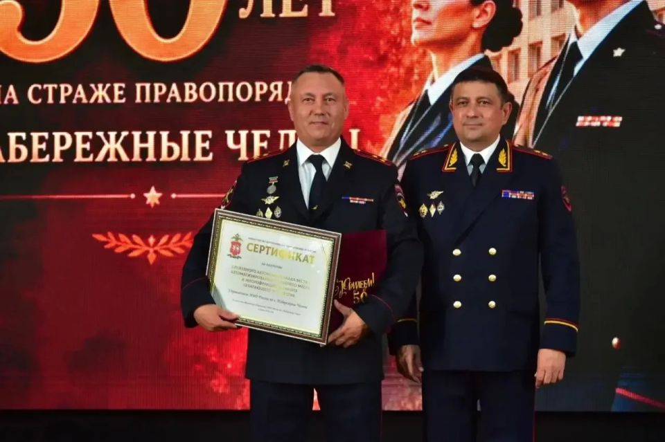 Министр внутренних дел по Республике Татарстан генерал-лейтенант полиции Дамир Сатретдинов поздравил сотрудников челнинской полиции с юбилеем Министр внутренних дел по Республике Татарстан генерал-лейтенант полиции Дамир Сатретдинов поздравил сотрудников челнинской полиции с юбилеем