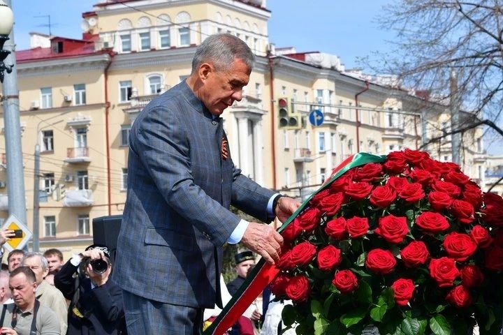 Минниханов возложил цветы к бюсту директора КАЗа Виталия Копылова