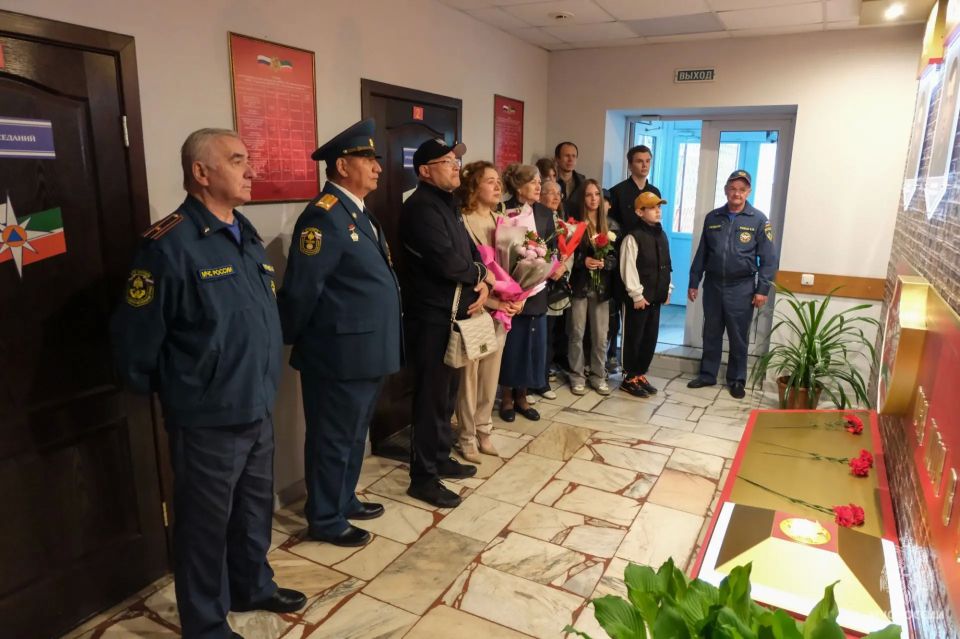 Дань памяти: нижнекамские огнеборцы встретились с родственниками товарищей, погибших при исполнении служебного долга Дань памяти: нижнекамские огнеборцы встретились с родственниками товарищей, погибших при исполнении служебного долга