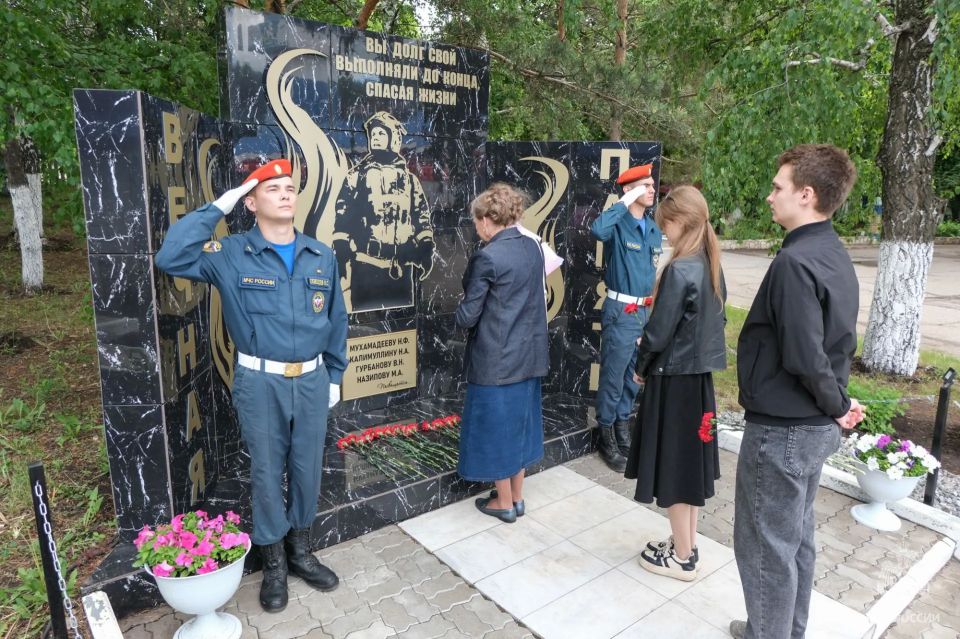 Дань памяти: нижнекамские огнеборцы встретились с родственниками товарищей, погибших при исполнении служебного долга Дань памяти: нижнекамские огнеборцы встретились с родственниками товарищей, погибших при исполнении служебного долга