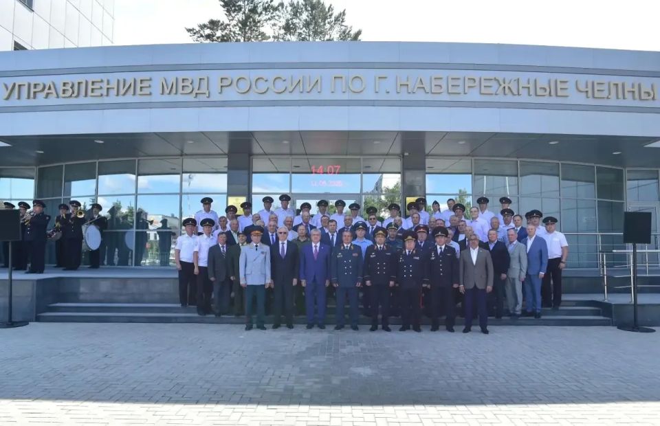 Министр внутренних дел по Республике Татарстан генерал-лейтенант полиции Дамир Сатретдинов поздравил сотрудников челнинской полиции с юбилеем Министр внутренних дел по Республике Татарстан генерал-лейтенант полиции Дамир Сатретдинов поздравил сотрудников челнинской полиции с юбилеем