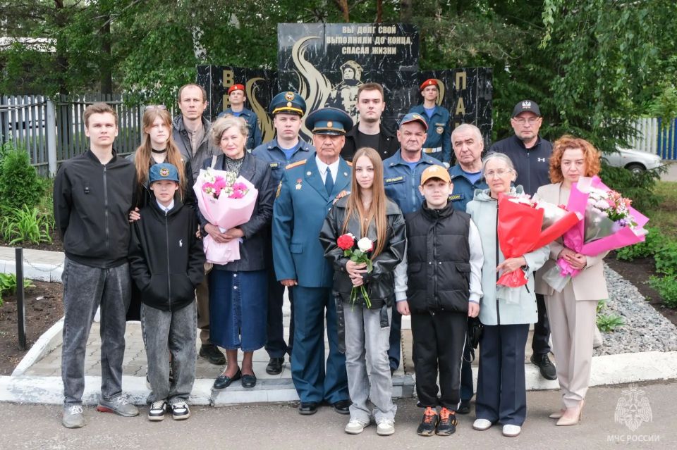 Дань памяти: нижнекамские огнеборцы встретились с родственниками товарищей, погибших при исполнении служебного долга Дань памяти: нижнекамские огнеборцы встретились с родственниками товарищей, погибших при исполнении служебного долга