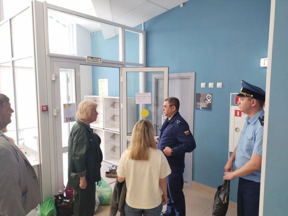 Прокурор Нижнекамского района Ильнур Гаянов навестил жителей, чьё имущество пострадало при атаке БПЛА