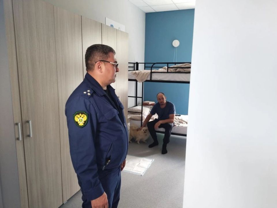Прокурор Нижнекамского района Ильнур Гаянов навестил жителей, чьё имущество пострадало при атаке БПЛА Прокурор Нижнекамского района Ильнур Гаянов навестил жителей, чьё имущество пострадало при атаке БПЛА