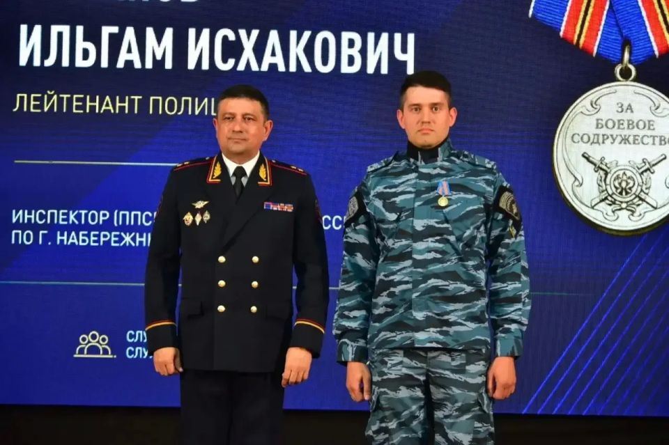 Министр внутренних дел по Республике Татарстан генерал-лейтенант полиции Дамир Сатретдинов поздравил сотрудников челнинской полиции с юбилеем Министр внутренних дел по Республике Татарстан генерал-лейтенант полиции Дамир Сатретдинов поздравил сотрудников челнинской полиции с юбилеем