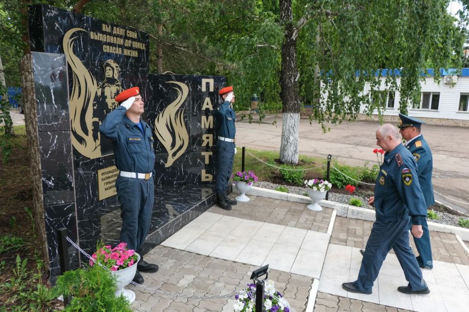 Дань памяти: нижнекамские огнеборцы встретились с родственниками товарищей, погибших при исполнении служебного долга Дань памяти: нижнекамские огнеборцы встретились с родственниками товарищей, погибших при исполнении служебного долга