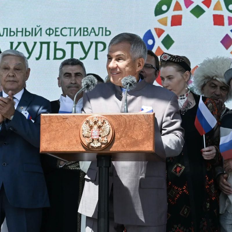 Рустам Минниханов: «Мы гордимся, что живем в сильной, свободной стране» Рустам Минниханов: «Мы гордимся, что живем в сильной, свободной стране»