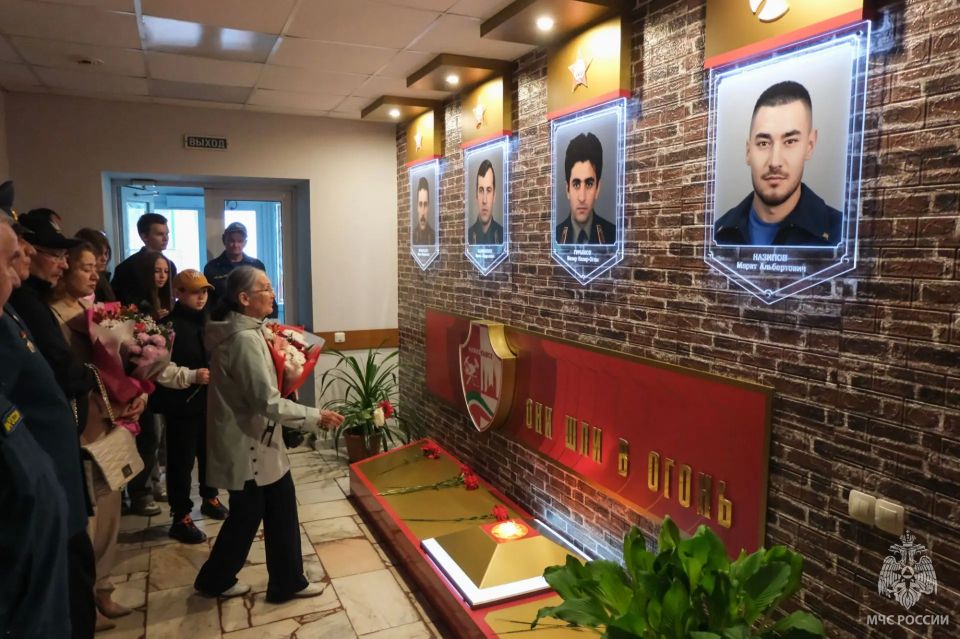 Дань памяти: нижнекамские огнеборцы встретились с родственниками товарищей, погибших при исполнении служебного долга Дань памяти: нижнекамские огнеборцы встретились с родственниками товарищей, погибших при исполнении служебного долга